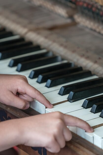 Niña jugando en el piano