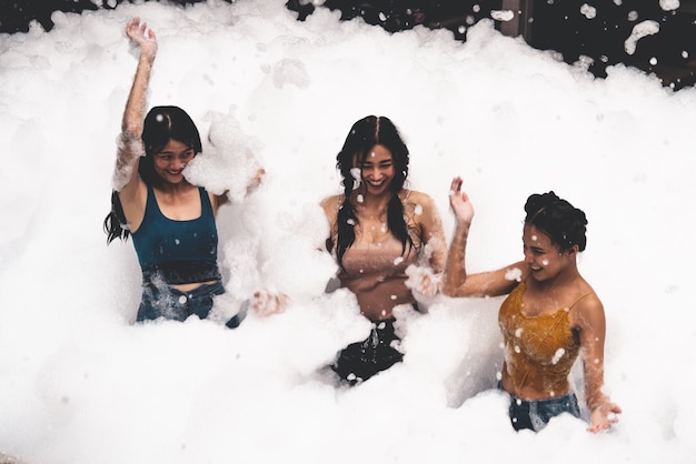 Niña jugando en la piscina de burbujas con diversión y alegría