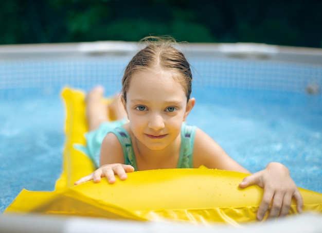 Niña jugando en la piscina