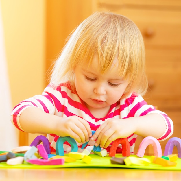 Niña jugando con plastilina