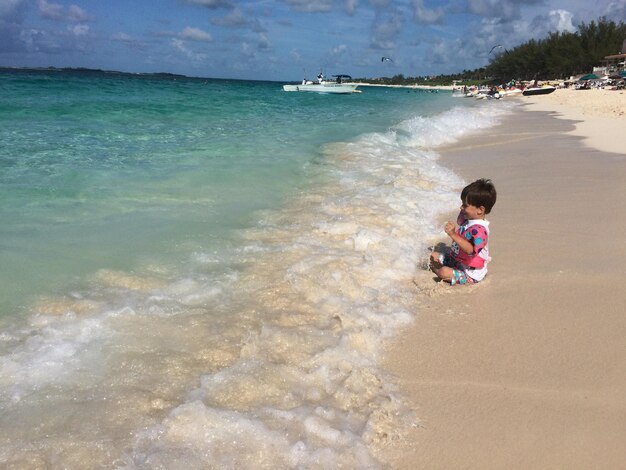 Niña jugando en la playa