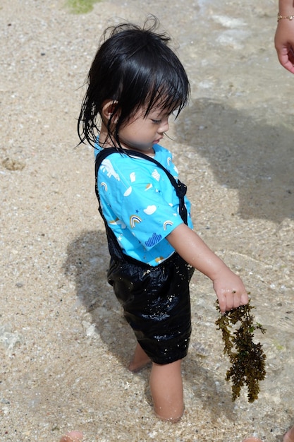 Una niña jugando en la playa.