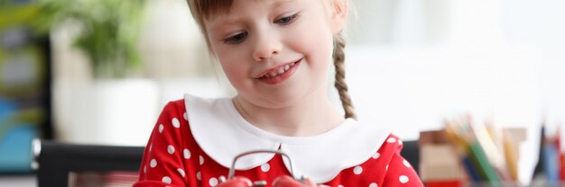 Niña jugando con reloj