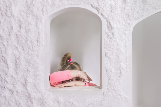 Niña jugando en el teatro infantil dentro de la cueva de sal.