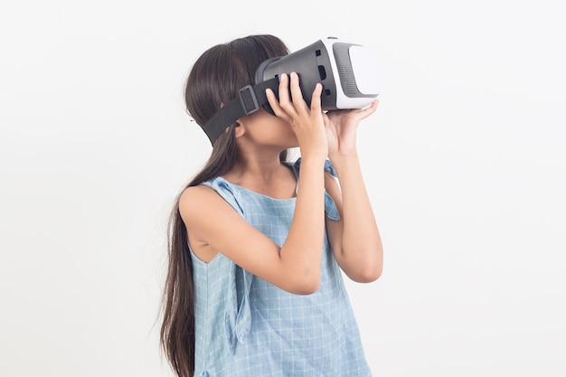 Niña jugando videojuegos con gafas de realidad virtual