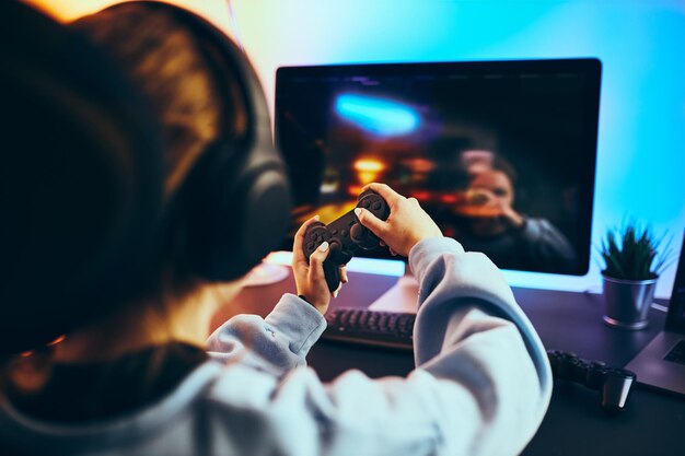 Niña jugando videojuegos jugador jugando campeonato torneo competencia y sala de juegos divertidos
