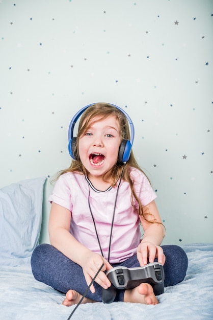 niña jugando videojuegos