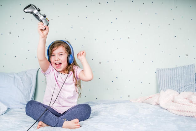 niña jugando videojuegos