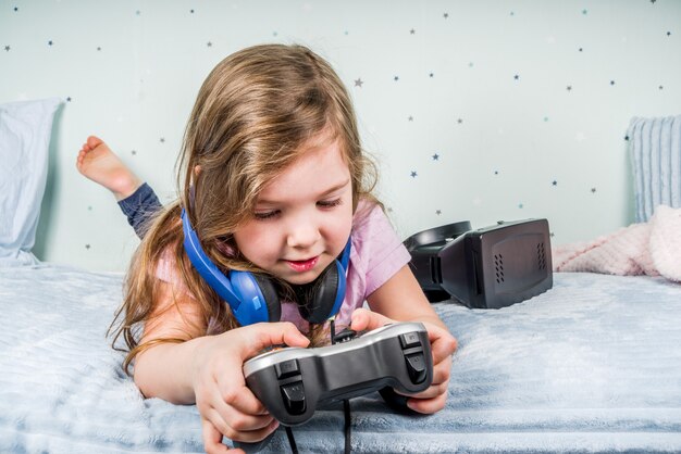 niña jugando videojuegos