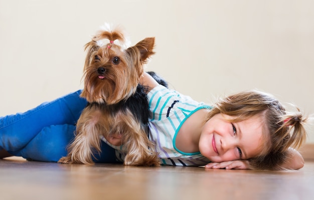 Niña jugando con Yorkie