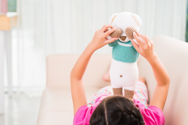 niña jugando