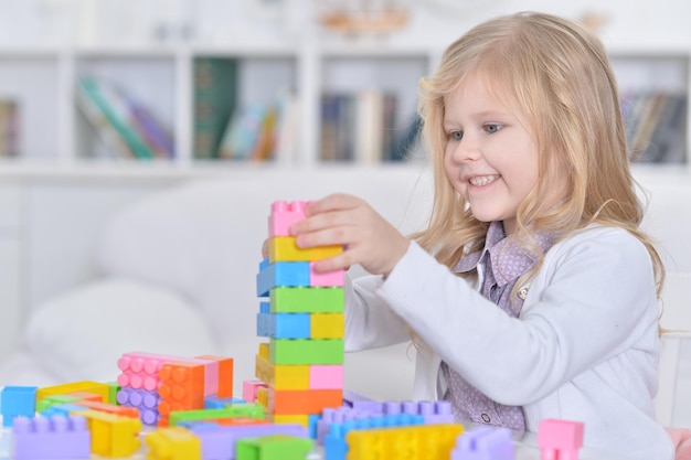 Niña jugando