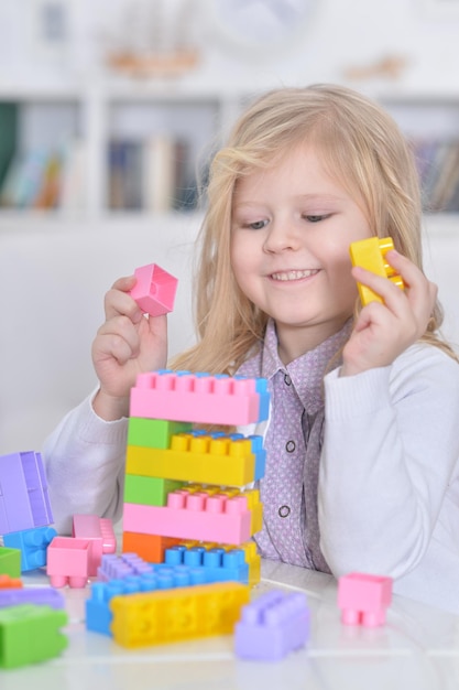 Niña jugando