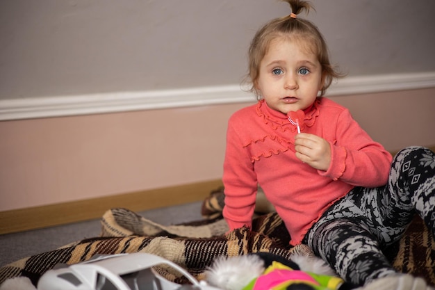 Niña con un juguete en sus manos