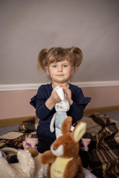 Niña con un juguete en sus manos