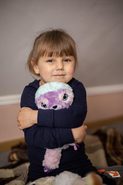 Niña con un juguete en sus manos