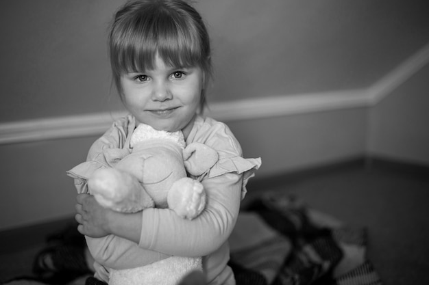 Niña con un juguete en sus manos