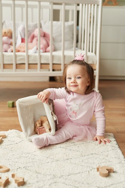 niña con juguetes en la habitación de los niños