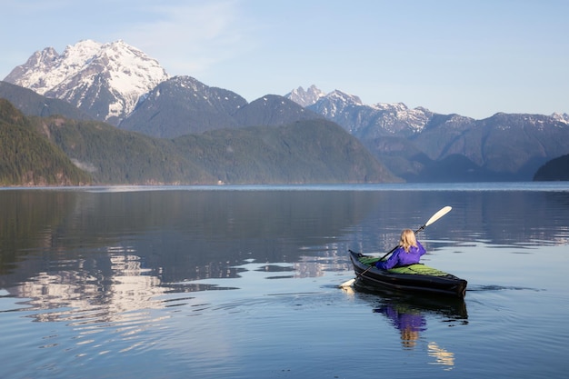 niña, kayak, en, un, lago