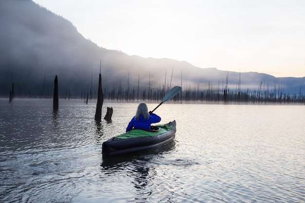 niña, kayak, en, un, lago