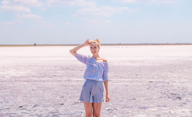 Foto una niña en un lago rosado salado.