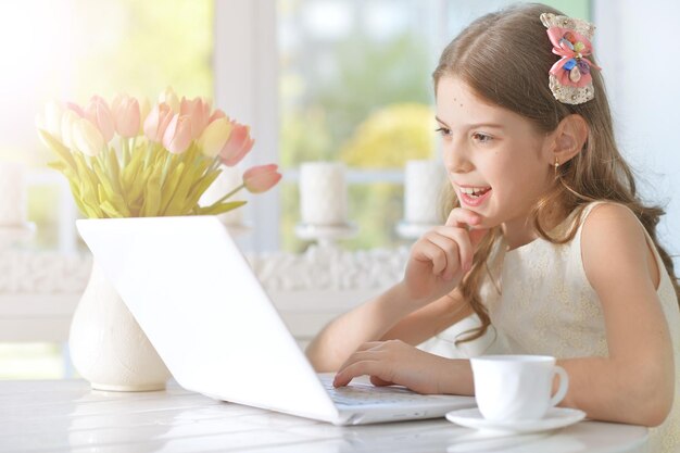 Niña con laptop