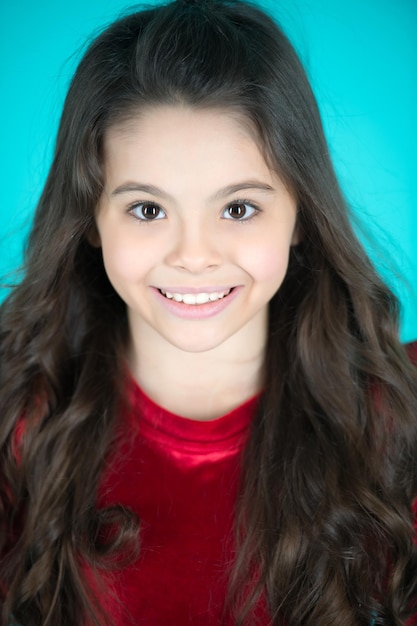 Foto niña con una larga y saludable sonrisa de cabello moreno