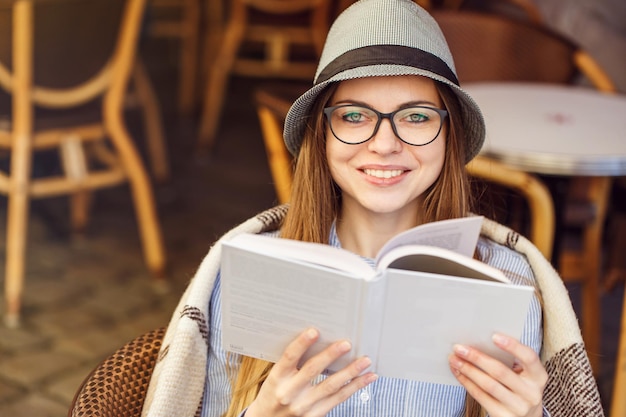 niña leer libro