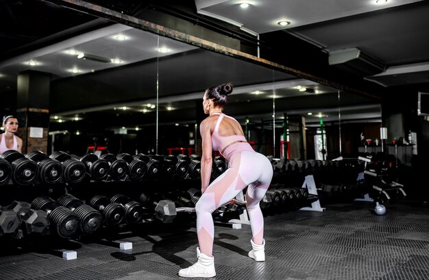 Niña levantando pesas en el gimnasio