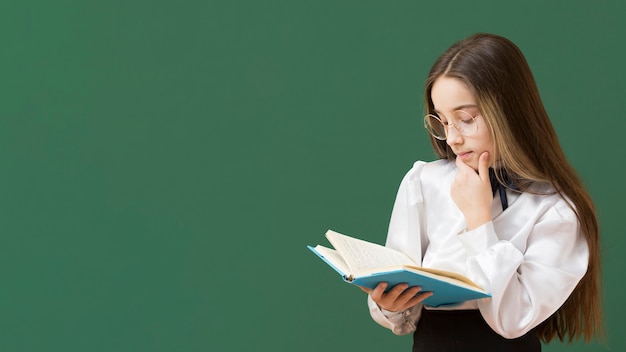 Foto niña leyendo libro copia espacio