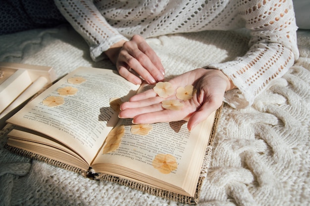 Niña leyendo un libro durante el desayuno