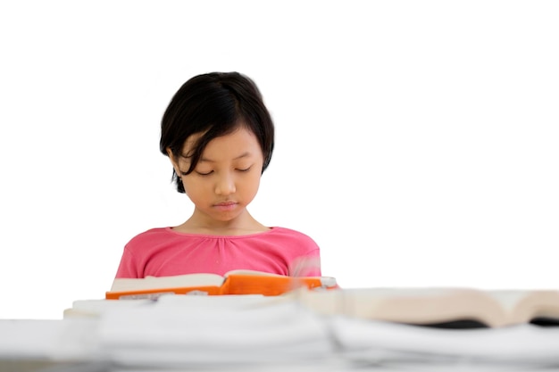 Niña leyendo un libro en el estudio