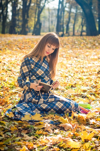 Niña leyendo libro en el parque