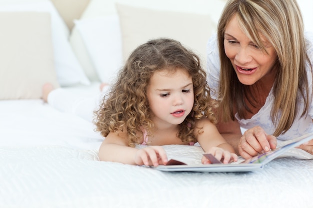 Niña leyendo un libro con su abuela