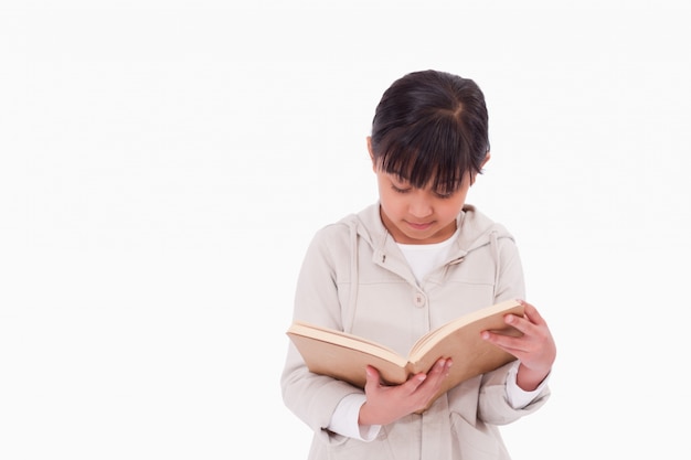 Niña leyendo un libro