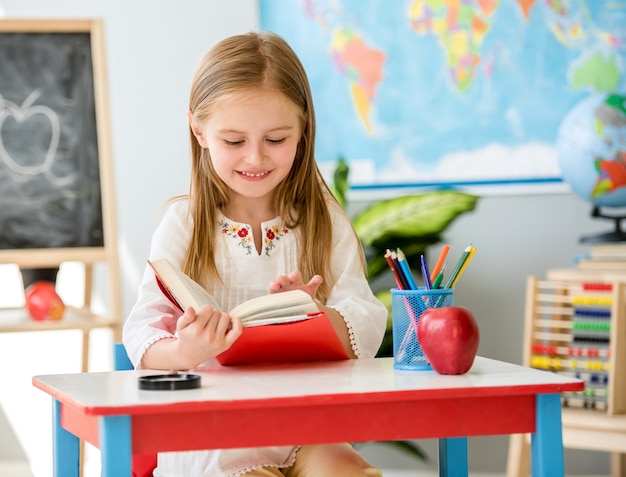 Niña leyendo libro