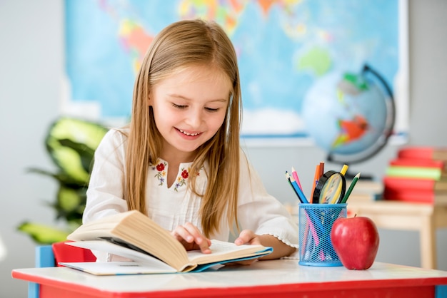 Niña leyendo libro