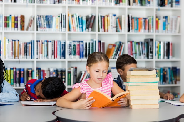 Una niña leyendo libros