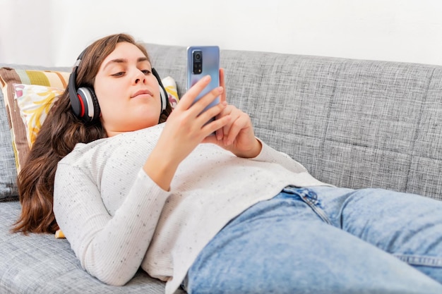 Niña leyendo un mensaje en un teléfono inteligente