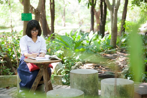 Niña leyendo y tarea.