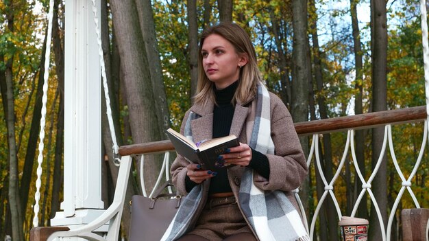 Foto niña con un libro en las manos