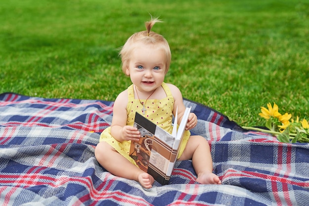 niña con un libro en el parque