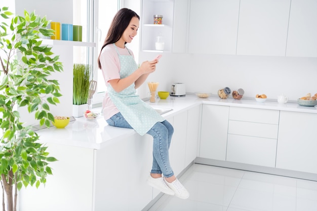 niña limpiando el interior de la cocina