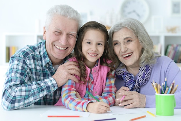 Niña linda con abuelos estudiando