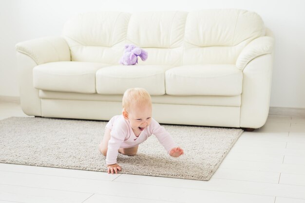 Foto una niña linda acostada en el sofá en casa.