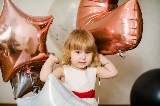 Niña linda con adornos de cumpleaños