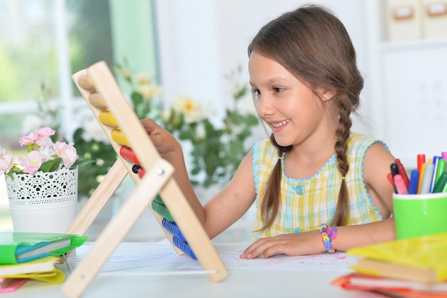 Niña linda aprendiendo a usar ábaco