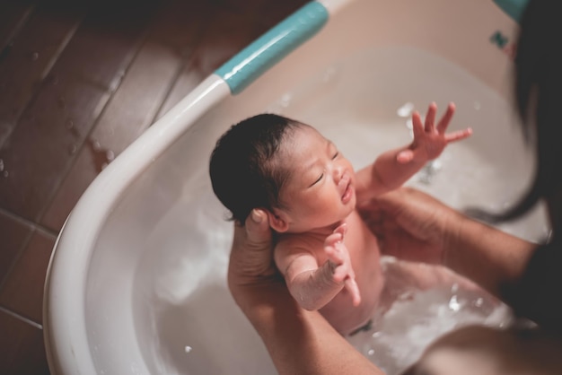 Foto una niña linda en el baño.