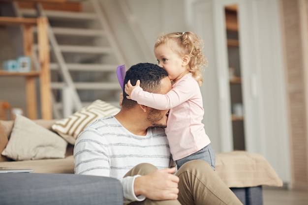 Foto niña linda besando a papá en la frente