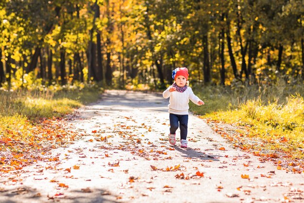 Niña linda en el bosque de otoño.